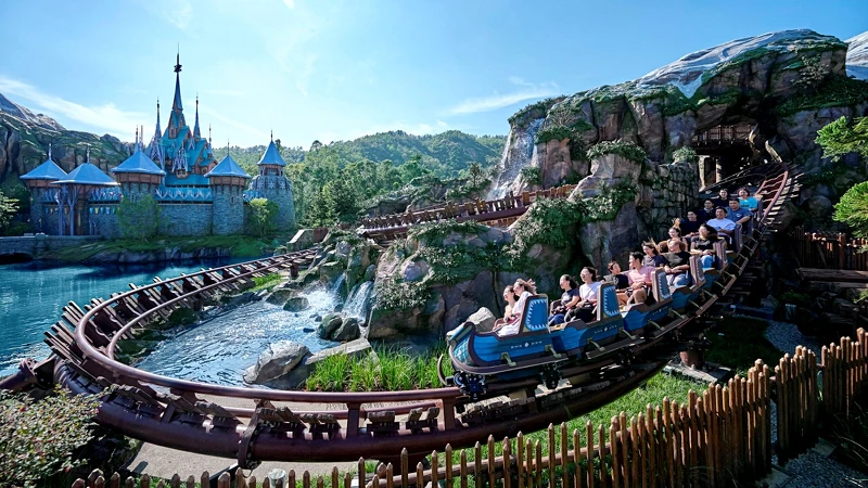 香港迪士尼樂園遊樂設施「雪嶺滑雪橇」