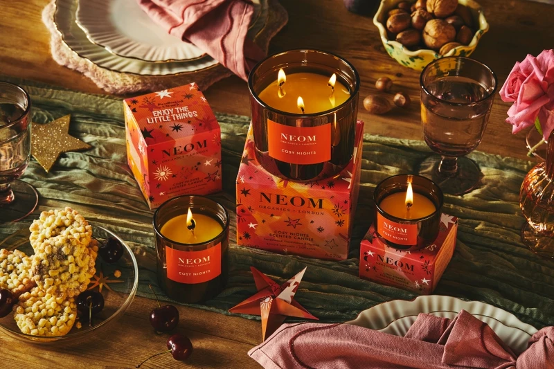 NEOM聖誕限量香氛蠟燭-凜冬聖檀185g，NT1,600、420g，NT2,300