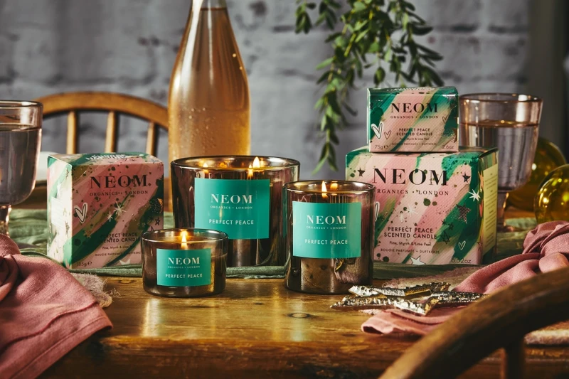 NEOM聖誕限量香氛蠟燭-香料萊姆185g，NT1,600、420g，NT2,300