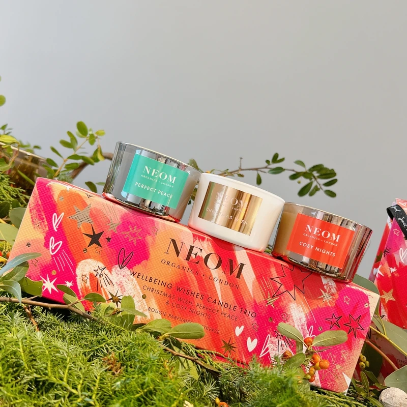 NEOM冬季限量香氛蠟燭禮盒(凜冬聖檀香氛蠟燭75g．香料萊姆香氛蠟燭75g、聖誕祈願香氛蠟燭75g)，NT2,200