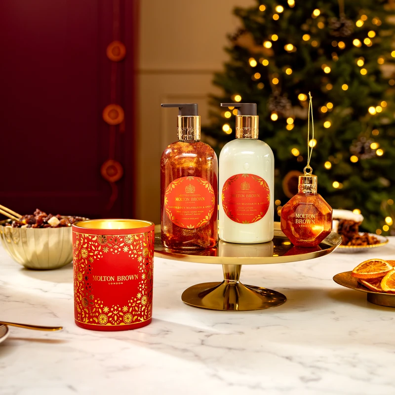 Molton Brown耶誕柑橘香韻洗手乳300ml，NT1,080。耶誕柑橘香韻護手乳液300ml，NT1,210。耶誕柑橘香韻沐浴膠75ml，NT630