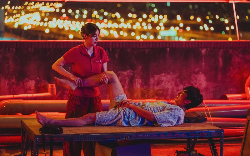 非典型都會愛情影集《此時此刻》 體驗純按摩技術太好劉俊謙忍不住 郭雪芙嘆太難手痛5天 非典型都會愛情影集《此時此刻》 體驗純按摩技術太好劉俊謙忍不住 郭雪芙嘆太難手痛5天