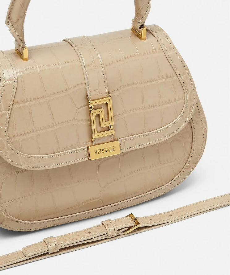 Versace Greca Goddess Top Handle鱷魚紋手提包,NT$94,500。 Versace Greca Goddess Top Handle鱷魚紋手提包,NT$94,500。