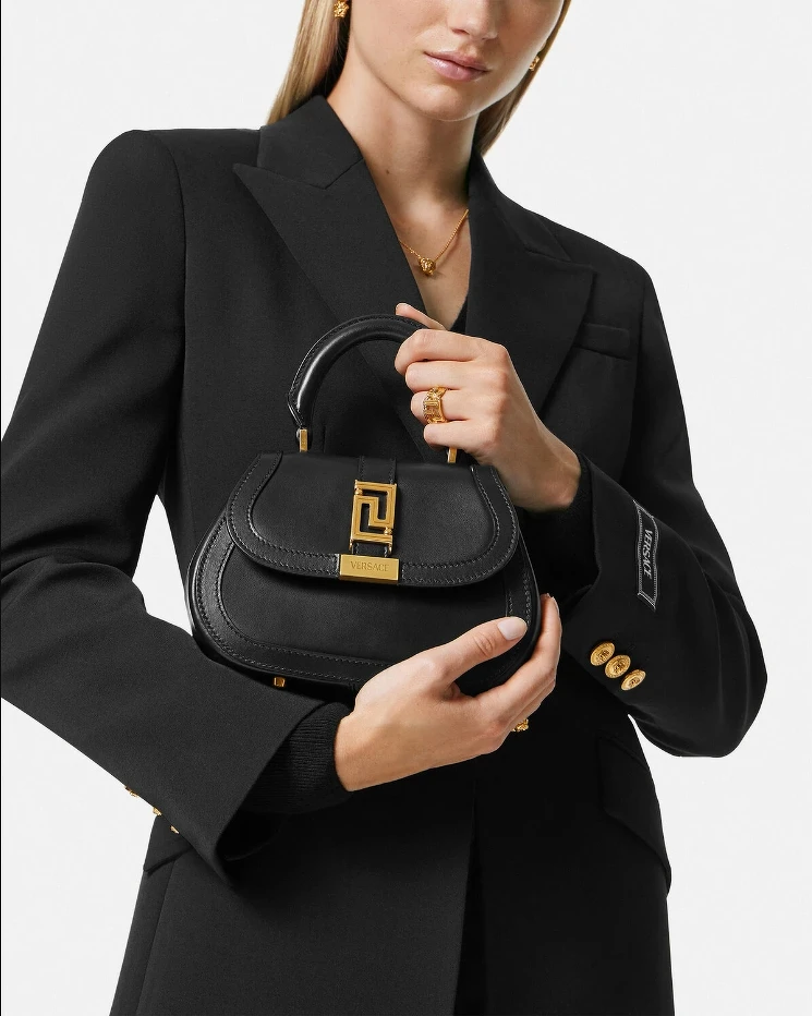 Versace Greca Goddess Mini Bag,NT$71,000。 Versace Greca Goddess Mini Bag,NT$71,000。