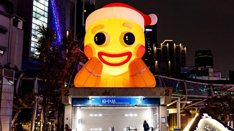 府中站上方就有「全台唯一巨型薑餅人」！