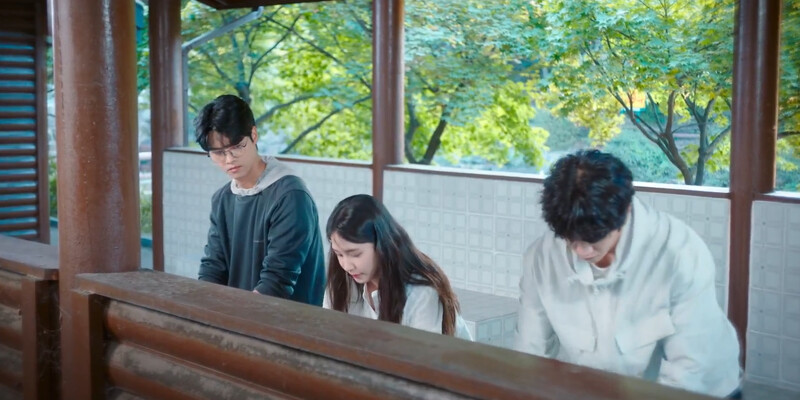 遇學(左)看木河(中)和保傑(左)兩小無猜，特別為兩人”重新整理”關係，沒想到保傑告白了！