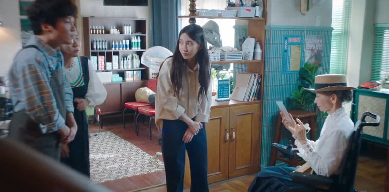 假尹蘭珠(右)找上木河(中)，後來才發現是蘭珠的失智媽媽