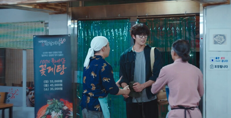 保傑(中)故意拜訪老鄰居，希望老鄰居釋放假消息給鄭奉完