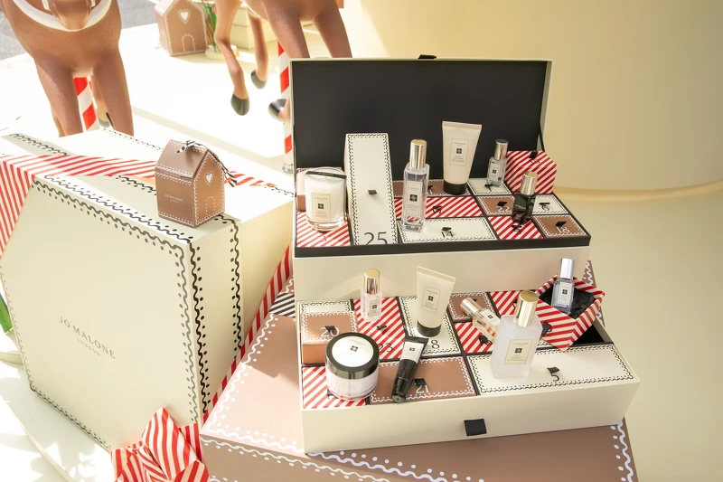 「童話薑餅聖誕倒數月曆」像童話裡的糖果屋,25個小抽屜內有奢華小香水、身體沐浴與潤膚系列、旅行香氛蠟燭等明星香氛。 「童話薑餅聖誕倒數月曆」像童話裡的糖果屋,25個小抽屜內有奢華小香水、身體沐浴與潤膚系列、旅行香氛蠟燭等明星香氛。