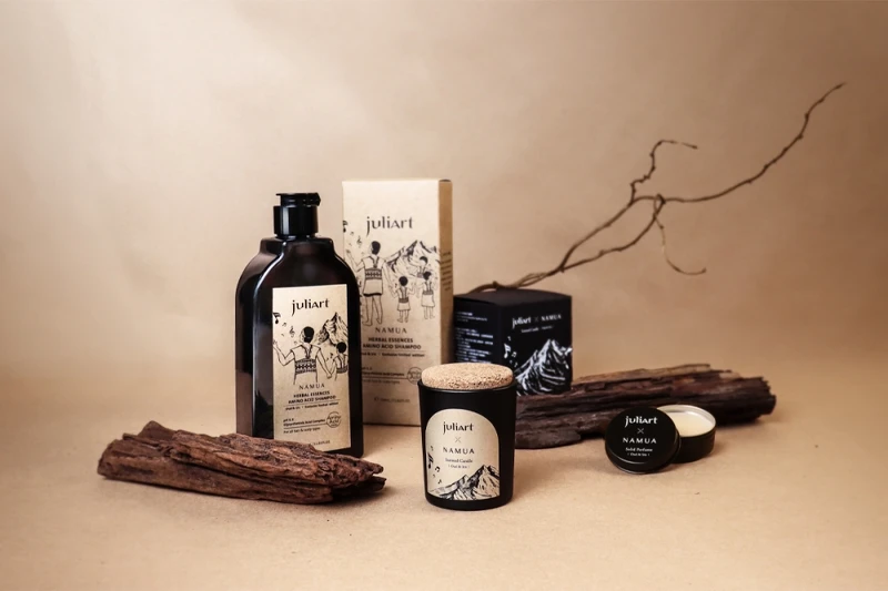 juliArt覺亞× NAMUA 公益聯名「溪水系列」含五款限定組合，凡售出任一款，juliArt即捐贈最高NT400至溪水藝術關懷發展協會。