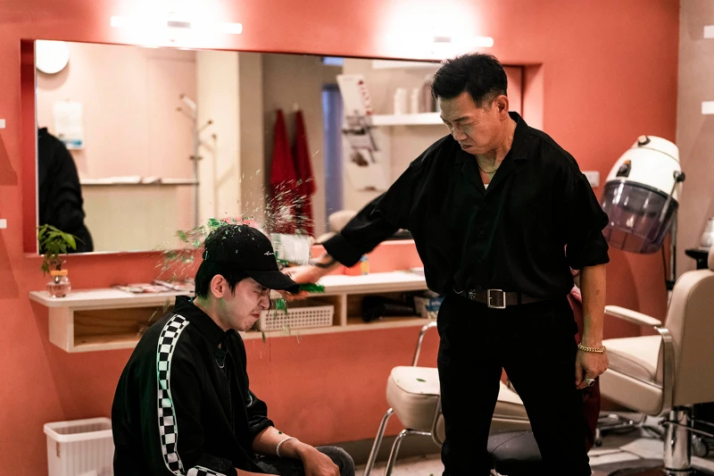 《周處除三害》袁富華(右)年近六十仍保養得宜,哽咽致謝導演黃精甫夠膽找他拍打戲 《周處除三害》袁富華(右)年近六十仍保養得宜,哽咽致謝導演黃精甫夠膽找他拍打戲