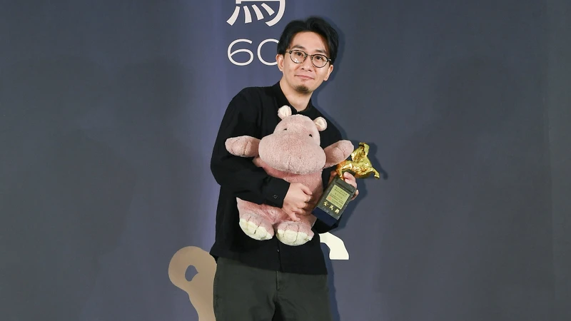 卓亦謙在金馬60入圍午宴上開心領獎。