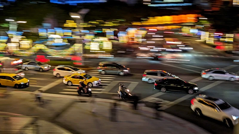 「動作搖攝」功能能拍出動態感照片