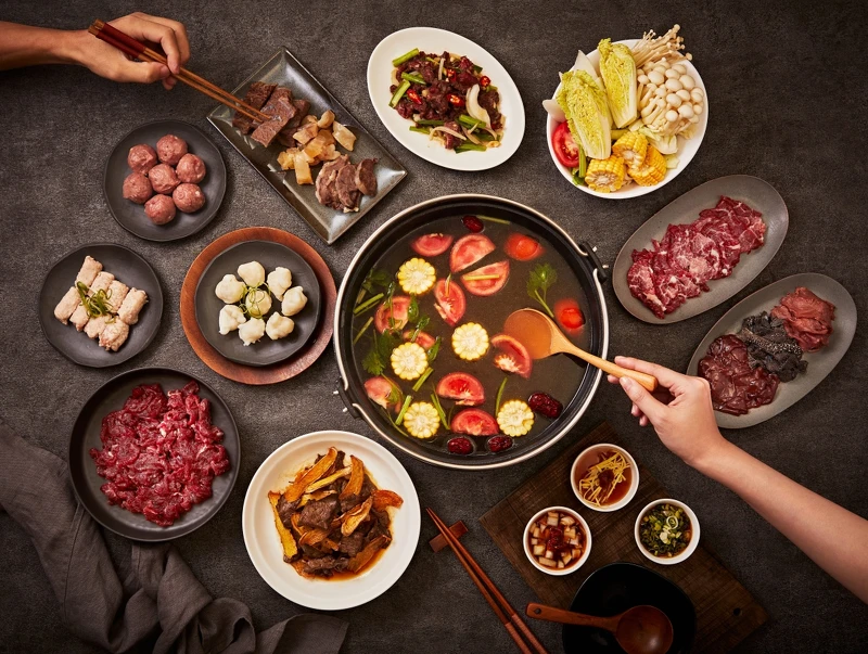 與台南名店「阿財牛肉湯」合作,承接其純熟的肉品料理技術。 與台南名店「阿財牛肉湯」合作,承接其純熟的肉品料理技術。