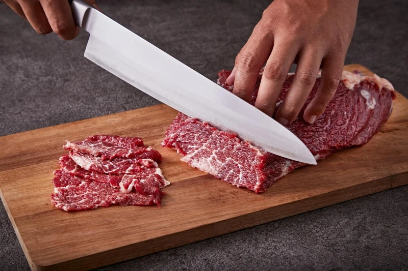 宣牛致力提供「新鮮」食材,牛肉採店內現點現切供餐模式。 宣牛致力提供「新鮮」食材,牛肉採店內現點現切供餐模式。