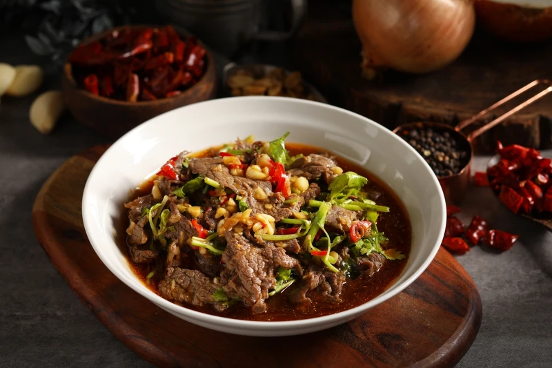 首推熱門經典「香菜辣牛肉」。 首推熱門經典「香菜辣牛肉」。