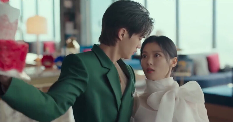 到曦因九元的一句”還好沒事”很害羞，但九元是指預約已久的蛋糕沒事