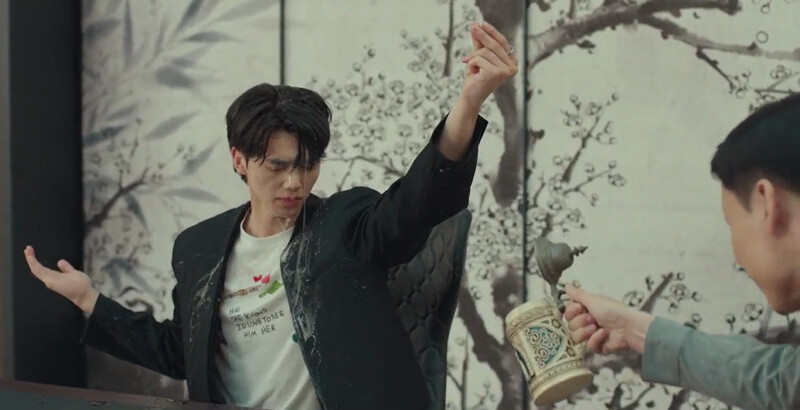 福規(右)拿水潑九元(左)，立刻測出九元魔力消失