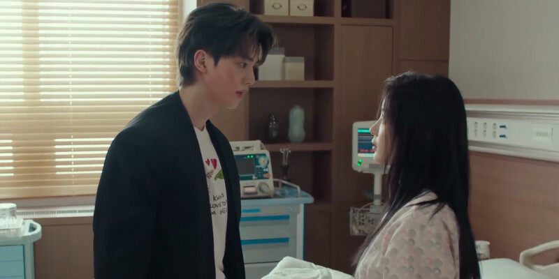 到曦(右)一巴掌打飛九元(左)，九元確認魔力和十字架印記轉移到到曦身上了