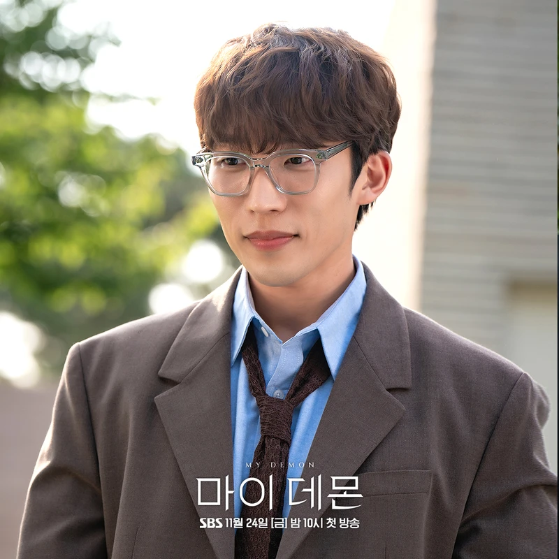 李相二飾演周碩訓，周天淑不修邊幅的外甥，掌握周天淑的錢操盤股市