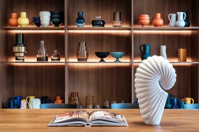 一旁有許多花器可供授課使用。