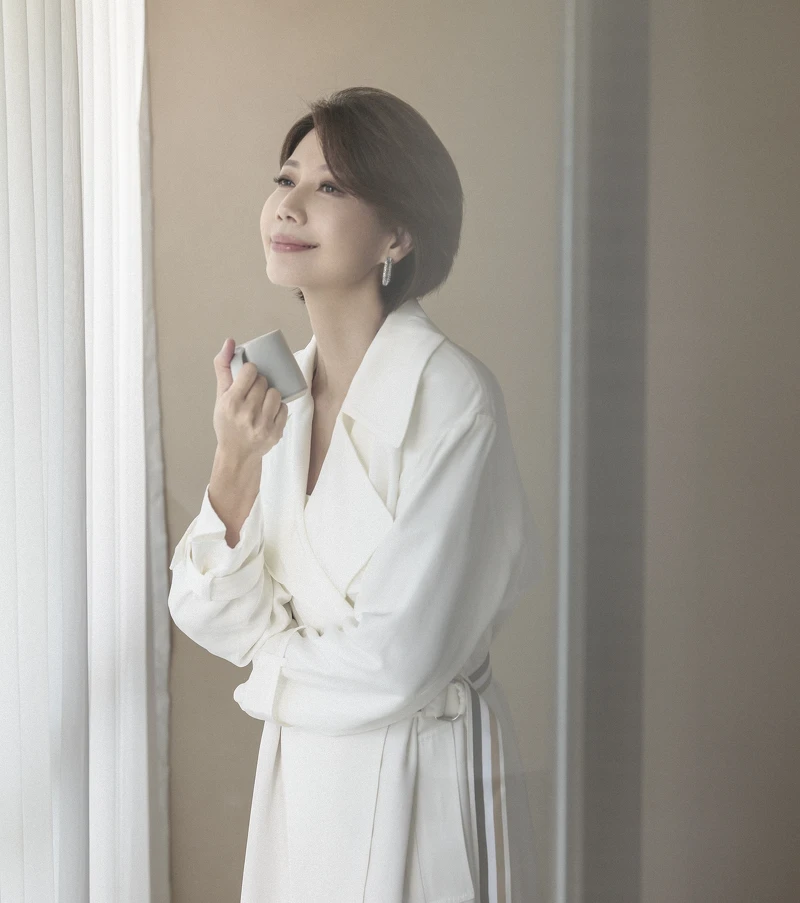 白色風衣外套，BOSS；鑲鑽耳環，H&M。