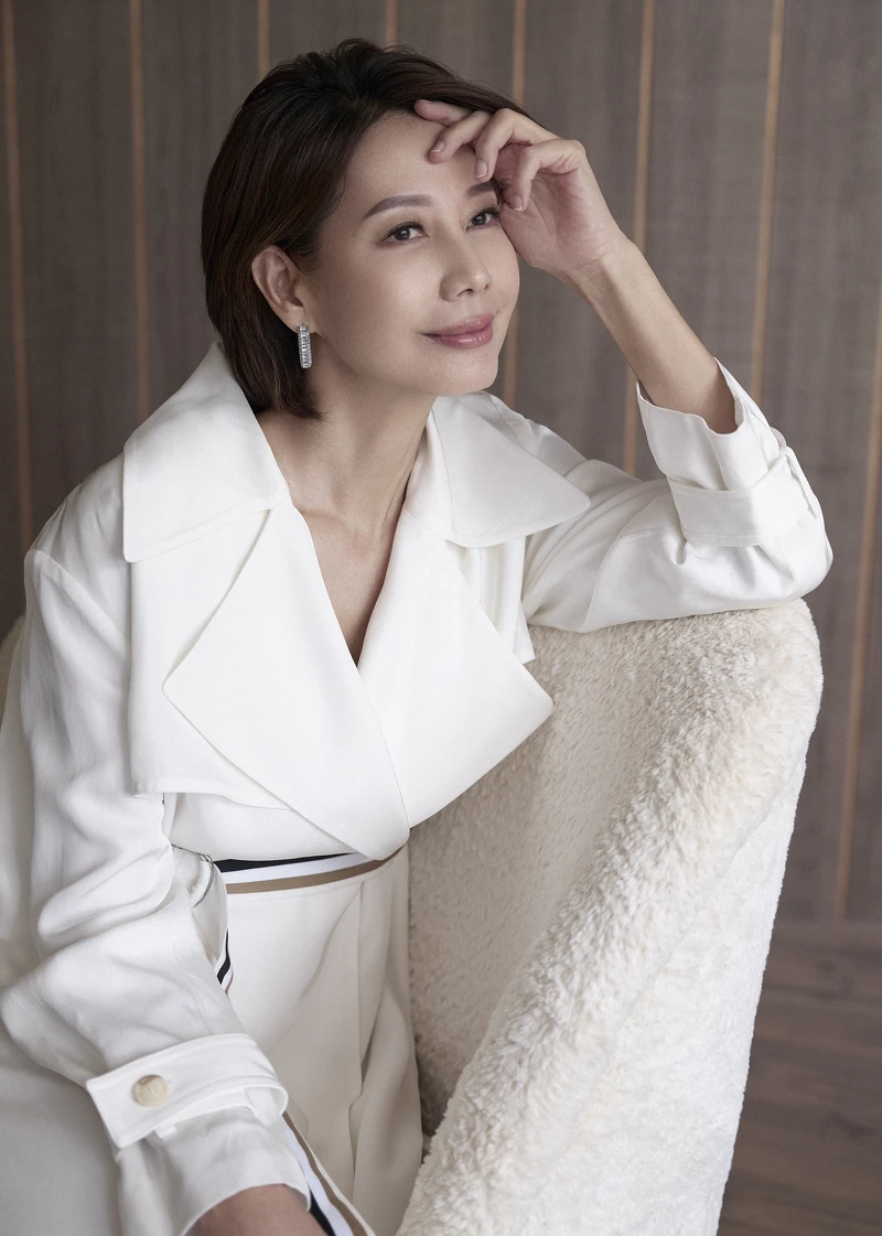 白色風衣外套，BOSS；鑲鑽耳環，H&M。