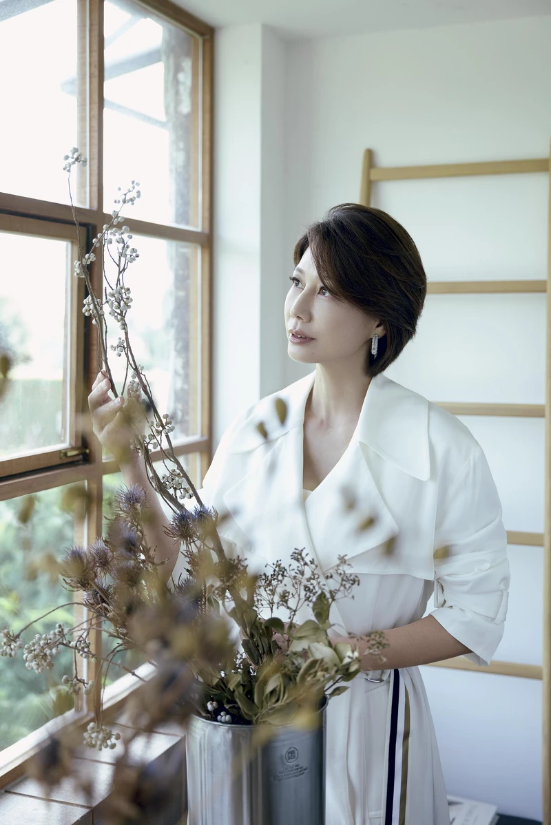 白色風衣外套，BOSS；鑲鑽耳環，H&M。