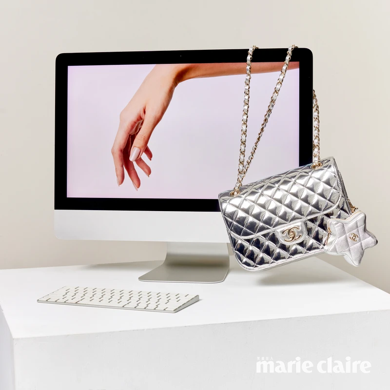 CHANEL 2023/24 Cruise 度假系列 銀色鏡面FLAP BAG、銀色STAR COIN PURSE CHANEL 2023/24 Cruise 度假系列 銀色鏡面FLAP BAG、銀色STAR COIN PURSE