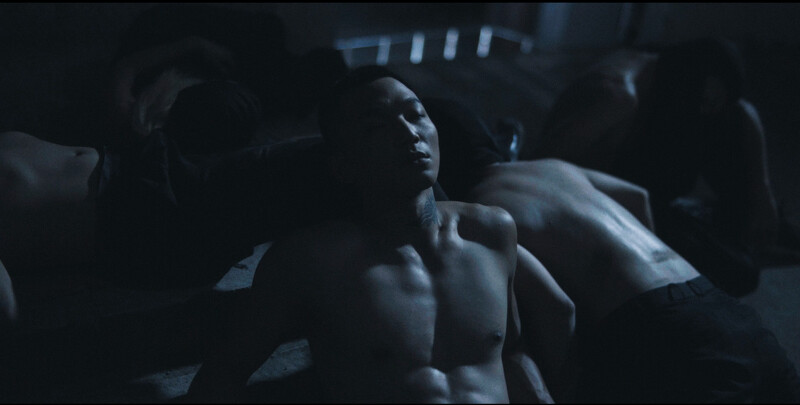 健身有成的傻子與白痴主唱蔡維澤,在MV難得露出胸肌與腹肌,也讓樂迷驚喜不已! 健身有成的傻子與白痴主唱蔡維澤,在MV難得露出胸肌與腹肌,也讓樂迷驚喜不已!