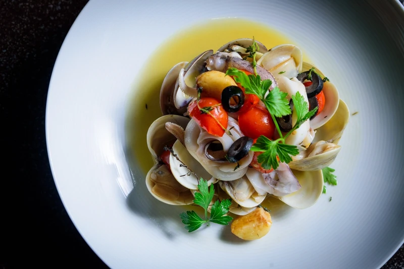 「白酒蒜味蛤蜊炒軟絲」。