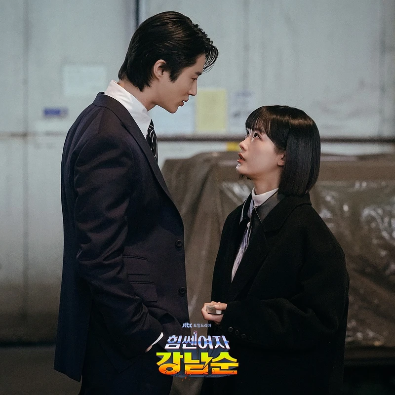 柳施吾(左)威脅南順(右)殺了她蒙古媽媽