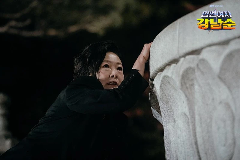 外婆使出吃奶的力氣，舉起大佛石像啟動同步感應