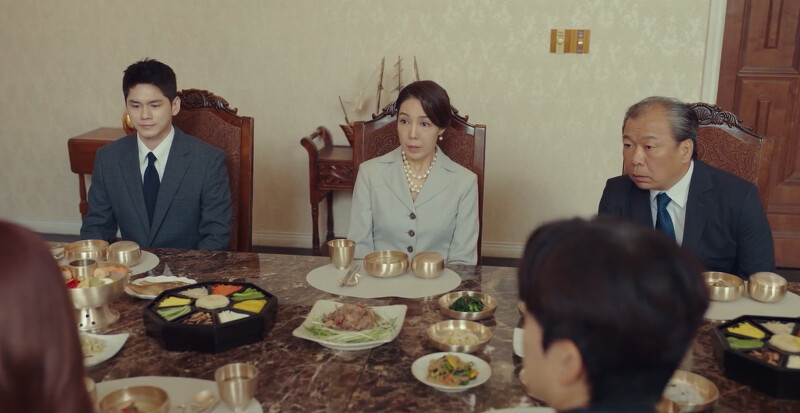 康媽媽(中)與康爸爸(右)被黃金主的財力嚇到瞪大眼