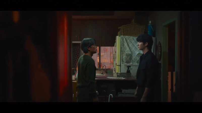 保傑(右)去找鄭奉完(左)，故技重施再度取得犯罪證據