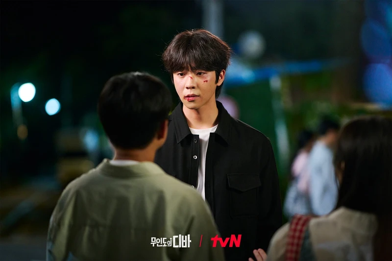 保傑(中)佯稱自己喝醉了，卻腦袋清楚教訓路人甲乙對木河失禮