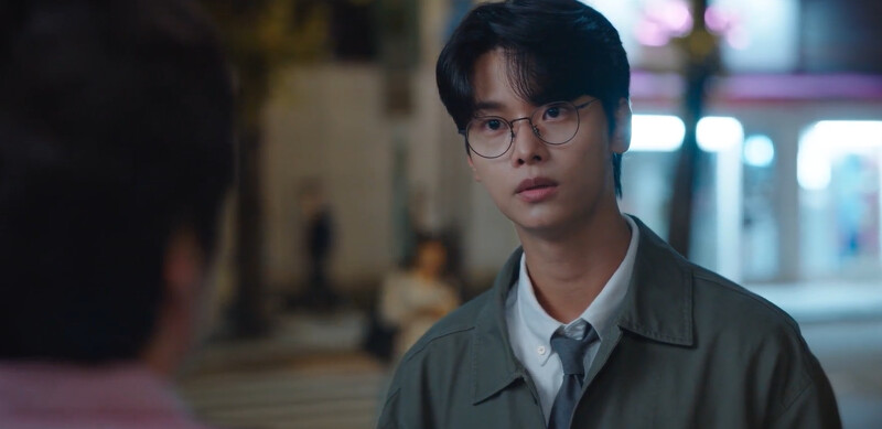 遇學回家途中遇上姜爸，發現姜爸瞞著大家已自首認罪盜用身分