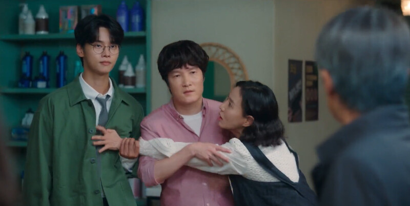 遇學(左)提前知道姜爸(中)自首和鄭奉完開槓，姜母(右)阻止遇學激怒鄭奉完