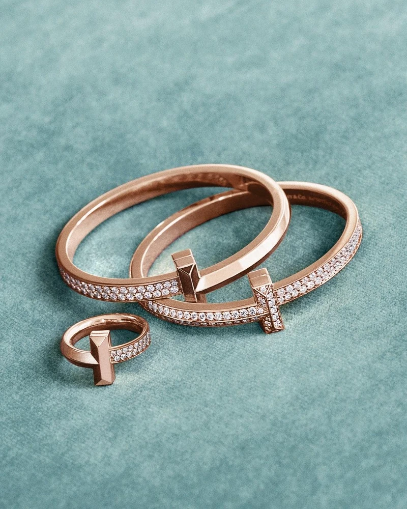 Tiffany & Co.蒂芙尼獻上2023聖誕佳節形象廣告-Tiffany T系列 Tiffany & Co.蒂芙尼獻上2023聖誕佳節形象廣告-Tiffany T系列