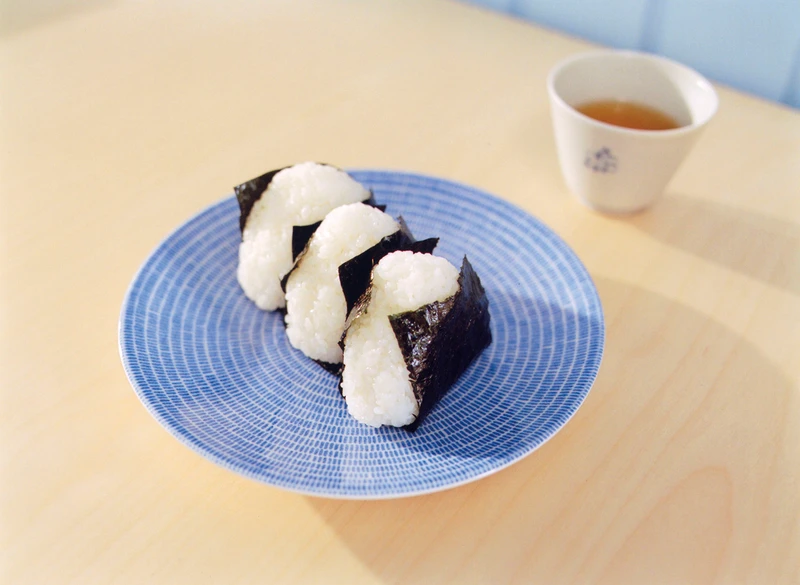 第一個大螢幕作品為《海鷗食堂》，電影裡頭以她拿手的「飯糰」貫穿劇情，對他而言就像是命中註定般的相遇。