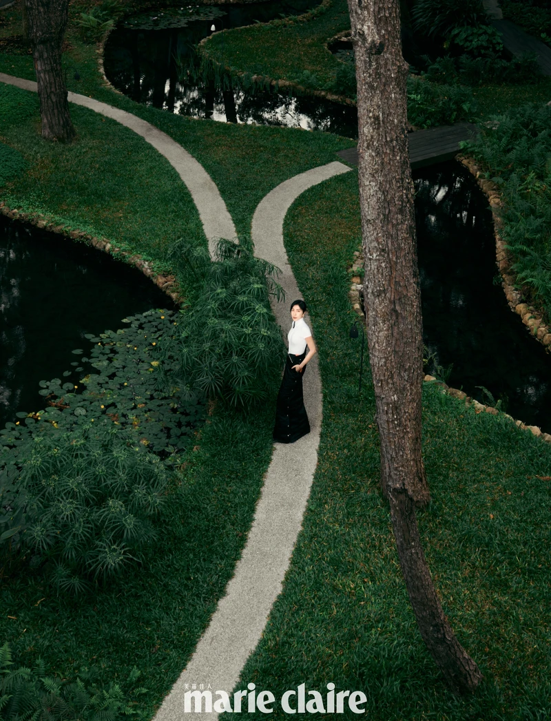 白色短袖高領連身褲、黑色拉鍊長裙，both by Gucci；Limelight Gala 系列18K玫瑰金孔雀石鑽石腕錶、Sunlight 系列18K玫瑰金鑽石耳環，both by Piaget。