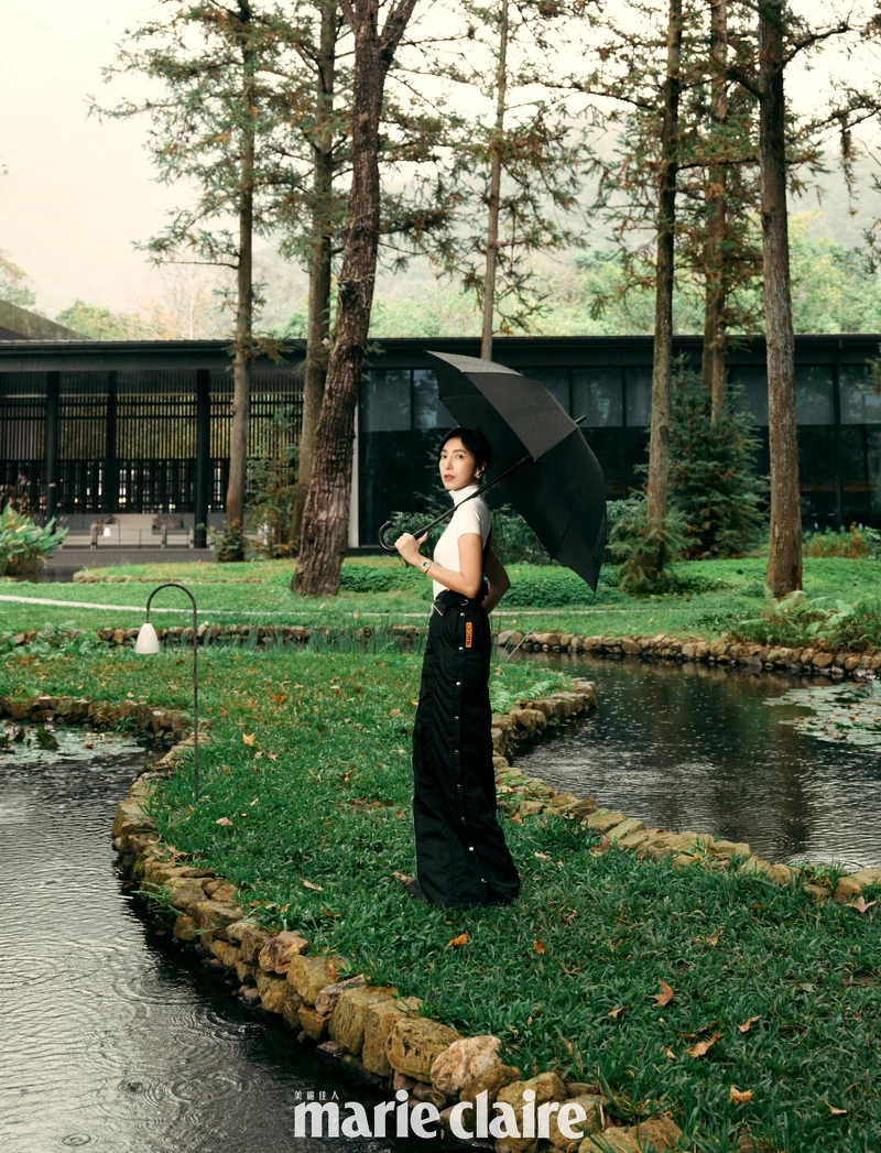 白色短袖高領連身褲、黑色拉鍊長裙，both by Gucci；Limelight Gala 系列18K玫瑰金孔雀石鑽石腕錶、Sunlight 系列18K玫瑰金鑽石耳環，both by Piaget。