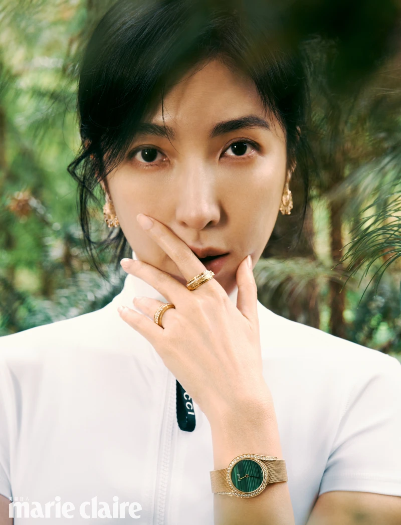 白色短袖高領連身褲，Gucci；Possession 系列18K玫瑰金宮廷式雕刻飾紋鑽石戒指、Limelight Gala 系列18K玫瑰金孔雀石鑽石腕錶、Sunlight 系列18K玫瑰金鑽石耳環，all by Piaget。