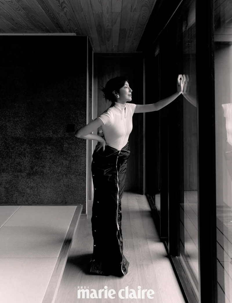 白色短袖高領連身褲、黑色拉鍊長裙，both by Gucci；Limelight Gala 系列18K玫瑰金孔雀石鑽石腕錶、Sunlight 系列18K玫瑰金鑽石耳環，both by Piaget。