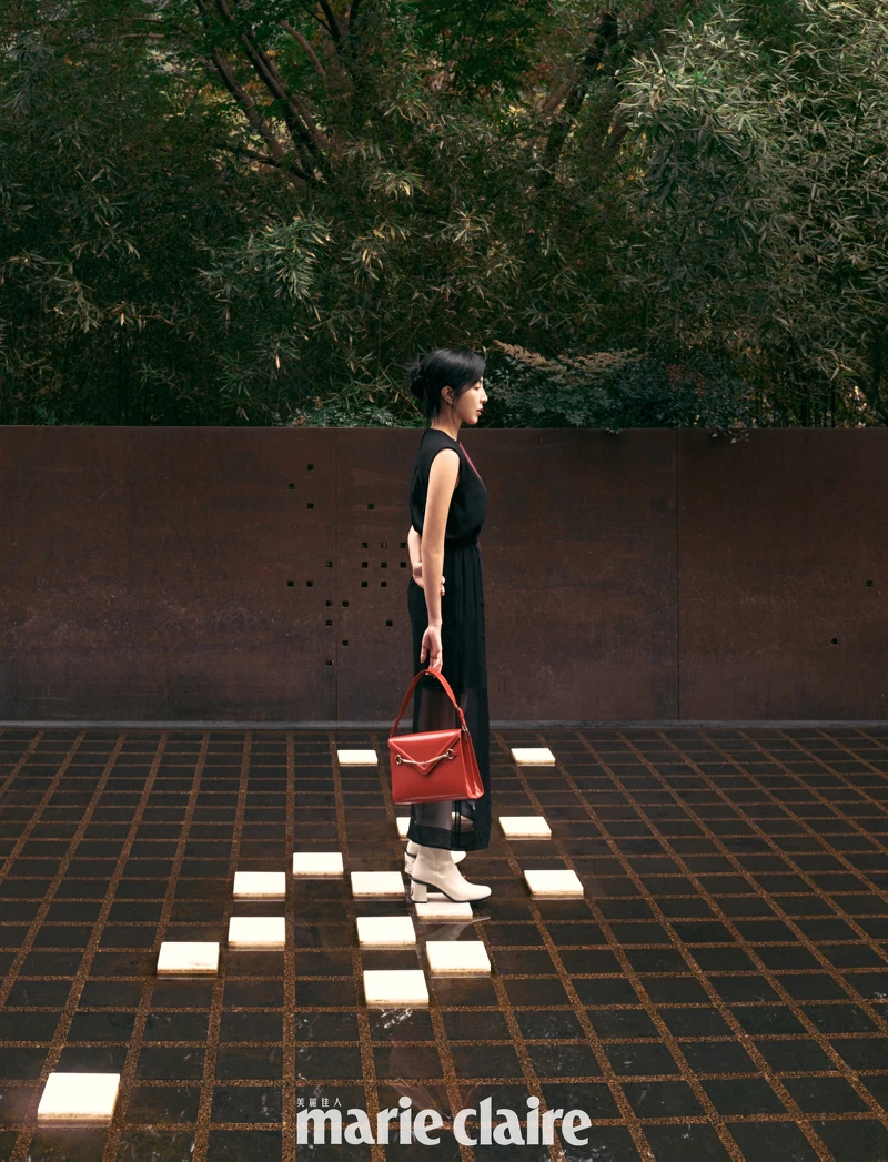 黑色無袖圓領長連衣裙、白色皮革中跟靴、馬銜扣設計翻蓋單肩包，all by Gucci。