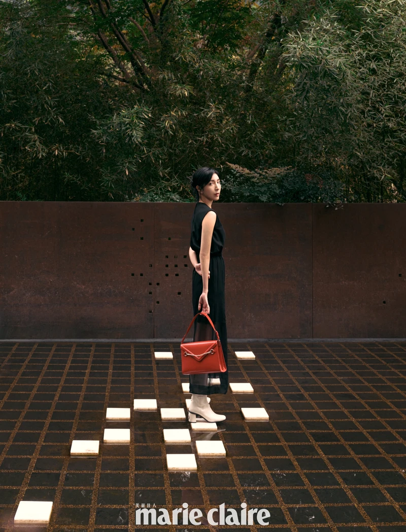 黑色無袖圓領長連衣裙、白色皮革中跟靴、馬銜扣設計翻蓋單肩包，all by Gucci。