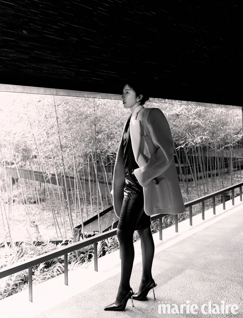 白色寬鬆西裝外套、黑色皮裙、酒紅色尖頭高跟鞋，all by Saint Laurent；黑色西裝背心、黑色背心，both by CELINE；Possession 系列18K白金鑽石長項鍊、Piaget Rose 系列18K白金鑽石戒指、Possession 系列18K白金鑽石戒指，all by Piaget。