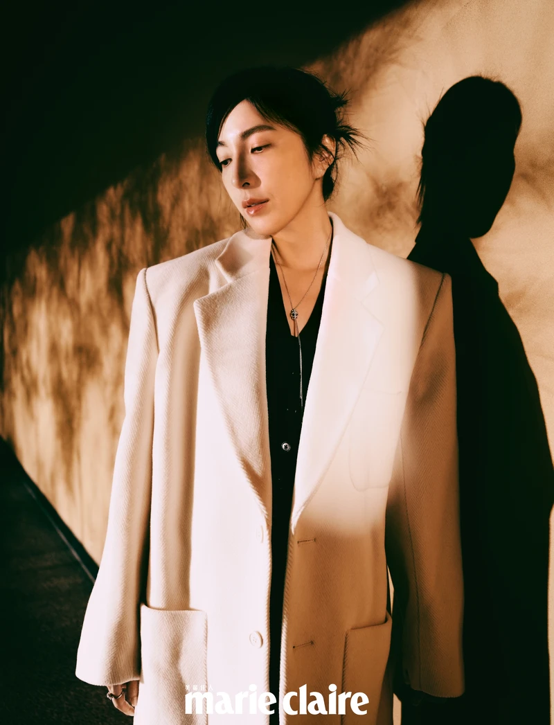 白色寬鬆西裝外套 ，Saint Laurent；Piaget Rose 系列18K白金鑽石戒指、Possession系列18K白金鑽石戒指，both by Piaget。