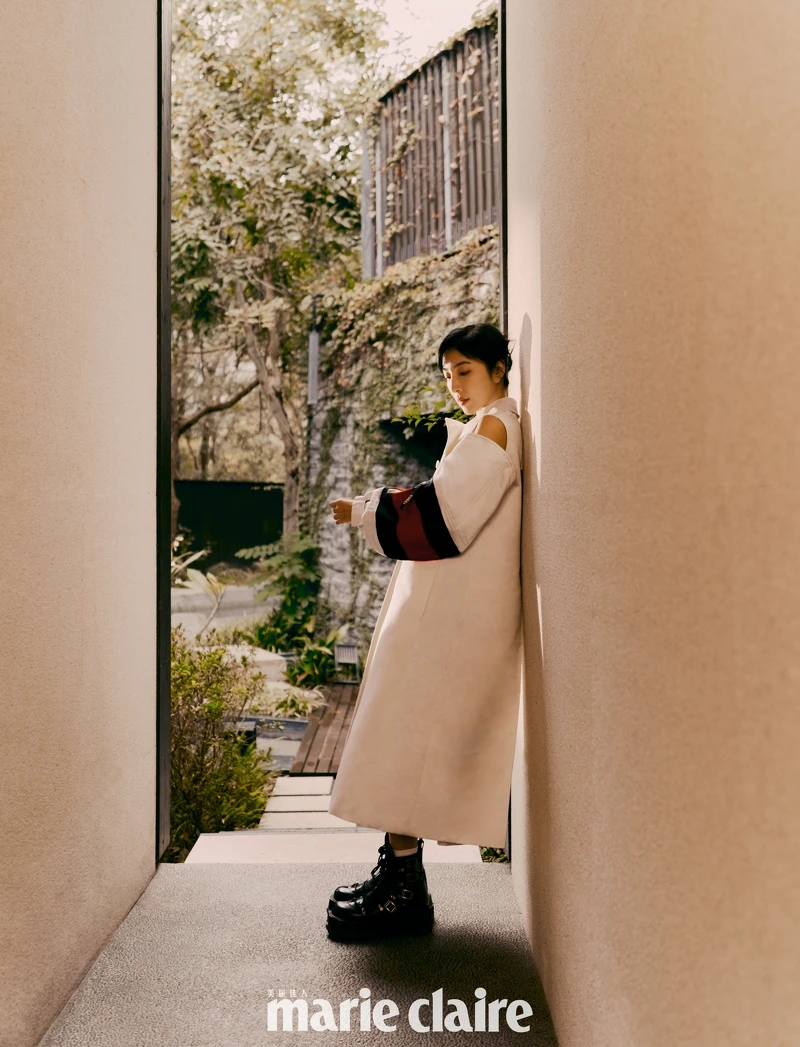 白色無袖雙排扣大衣、白色袖套、黑色皮革系帶短靴，all by Gucci。