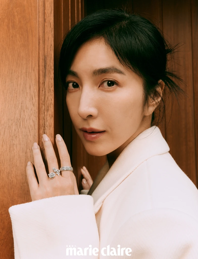 白色寬鬆西裝外套 ，Saint Laurent；Piaget Rose 系列18K白金鑽石戒指、Possession系列18K白金鑽石戒指，both by Piaget。